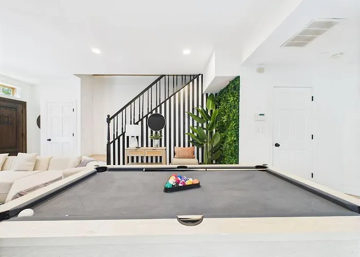 Luxe Retreat Game Room, Deck Fire Pit Chicago