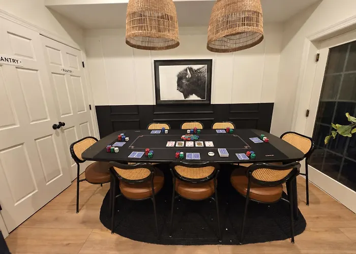 Historic 4Br Home Game Room, Pool Table, Fire Pit *